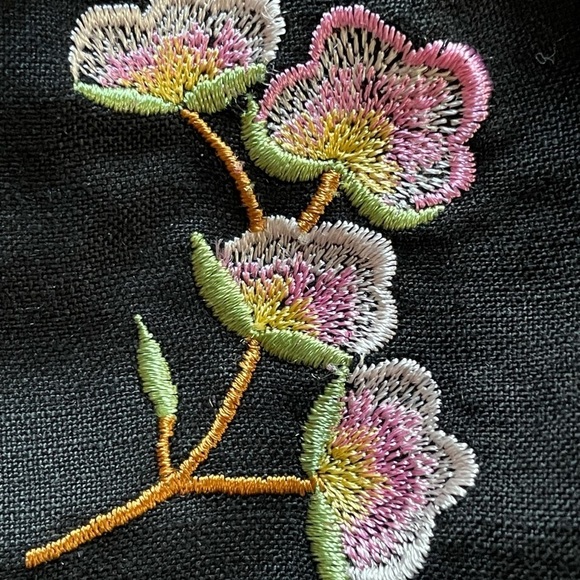 Larry Levine Black Linen Floral Embroidered Capris pants. Size 10 - Picture 5 of 15